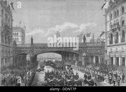 Una processione di Farringdon Street passando sotto HOLBORN VIADUCT, città di Londra, 1869. Artista: Anon Foto Stock