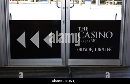 Milton Keynes, Regno Unito. 5° settembre 2013. Aspers aprire il Regno Unito il 2° super casino. Indicazioni sulle porte dell'edificio Xscape persone diretta al casinò. Credito: Scott Carruthers/Alamy Live News Foto Stock