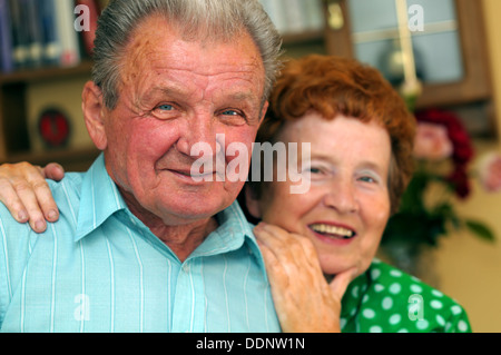 Anziani felice coppia senior in una stanza Foto Stock