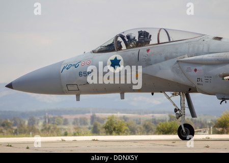 Forza Aerea israeliana (IAF) caccia F-15 (BAZ) sul terreno di close-up del pilota nel cockpit Foto Stock