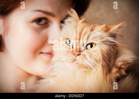 Ragazza con gatto persiano ritratto sorridente Foto Stock