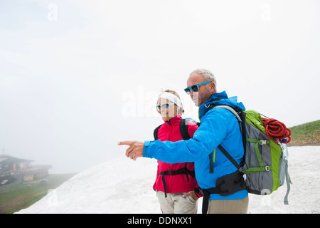 Escursionismo coppia, Neunerkoepfle, Allgaeu Alpi, Valle di Tannheim, Tirolo, Austria, Europa Foto Stock