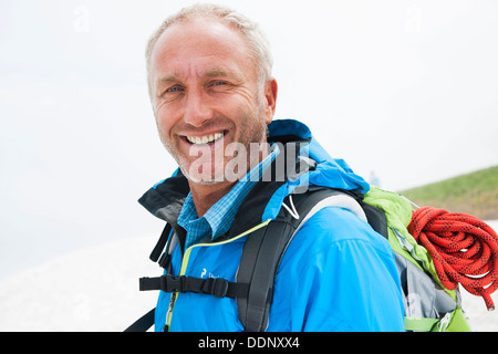 Escursionista, Neunerkoepfle, Allgaeu Alpi, Valle di Tannheim, Tirolo, Austria, Europa Foto Stock