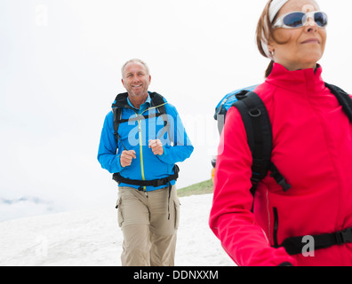 Escursionismo coppia, Neunerkoepfle, Allgaeu Alpi, Valle di Tannheim, Tirolo, Austria, Europa Foto Stock