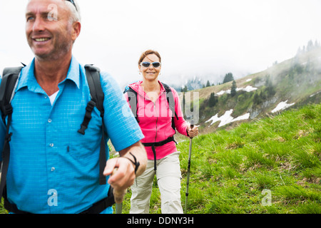 Escursionismo coppia, Neunerkoepfle, Allgaeu Alpi, Valle di Tannheim, Tirolo, Austria, Europa Foto Stock