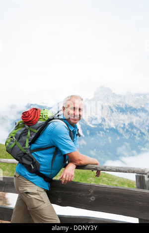 Escursionista presso Gundhuette, Neunerkoepfle, Allgaeu Alpi, Valle di Tannheim, Tirolo, Austria, Europa Foto Stock