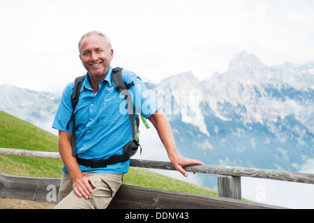 Escursionista presso Gundhuette, Neunerkoepfle, Allgaeu Alpi, Valle di Tannheim, Tirolo, Austria, Europa Foto Stock