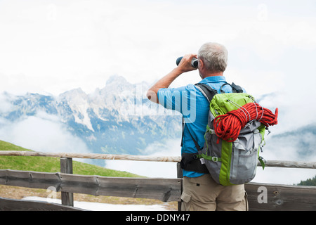 Escursionista con binoculare, Neunerkoepfle, Allgaeu Alpi, Valle di Tannheim, Tirolo, Austria, Europa Foto Stock