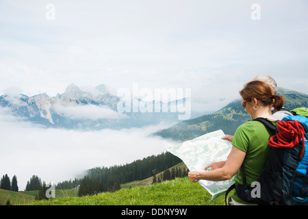 Escursionismo coppia, Neunerkoepfle, Allgaeu Alpi, Valle di Tannheim, Tirolo, Austria, Europa Foto Stock