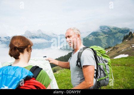 Escursionismo coppia, Neunerkoepfle, Allgaeu Alpi, Valle di Tannheim, Tirolo, Austria, Europa Foto Stock