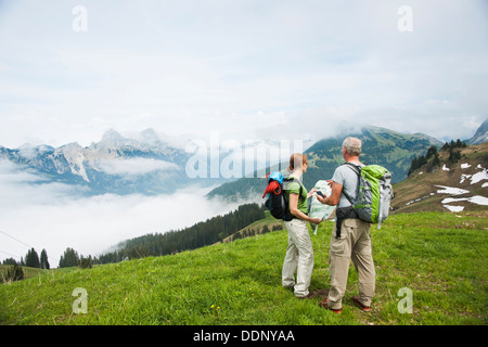 Escursionismo coppia, Neunerkoepfle, Allgaeu Alpi, Valle di Tannheim, Tirolo, Austria, Europa Foto Stock