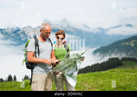 Escursionismo coppia, Neunerkoepfle, Allgaeu Alpi, Valle di Tannheim, Tirolo, Austria, Europa Foto Stock