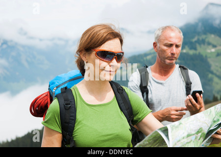 Escursionismo coppia, Neunerkoepfle, Allgaeu Alpi, Valle di Tannheim, Tirolo, Austria, Europa Foto Stock