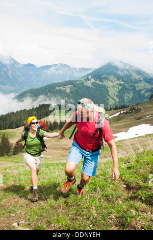 Escursionismo coppia, Neunerkoepfle, Allgaeu Alpi, Valle di Tannheim, Tirolo, Austria, Europa Foto Stock