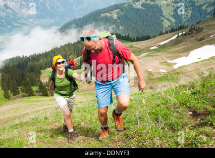 Escursionismo coppia, Neunerkoepfle, Allgaeu Alpi, Valle di Tannheim, Tirolo, Austria, Europa Foto Stock