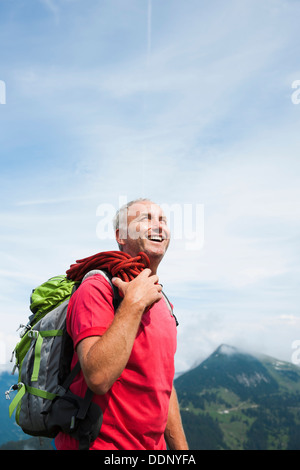 Escursionista, Neunerkoepfle, Allgaeu Alpi, Valle di Tannheim, Tirolo, Austria, Europa Foto Stock