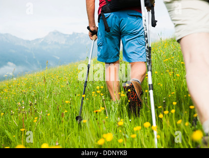 Escursionismo coppia, Neunerkoepfle, Allgaeu Alpi, Valle di Tannheim, Tirolo, Austria, Europa Foto Stock