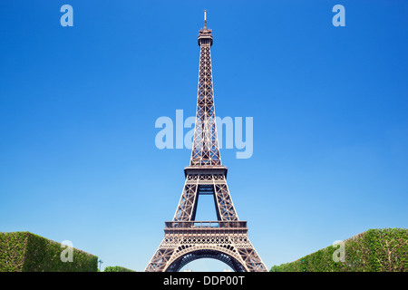 Torre Eiffel, Parigi, contro un cielo blu in estate Foto Stock