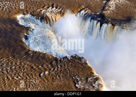 Il Brasile, Paraná: vista aerea del Iguassu Falls Dopo forti piogge cadute Foto Stock