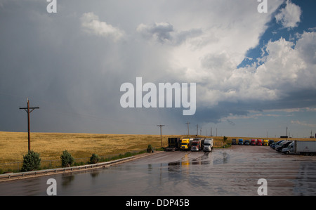 Tipico camion americani su un posto di parcheggio prima di tempesta pesante Foto Stock