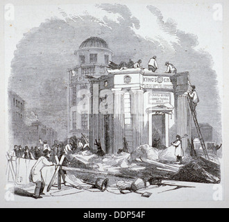 Demolizione del monumento a George IV, King's Cross, Londra, 1845. Artista: Anon Foto Stock