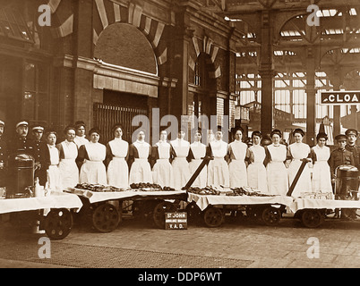 La Croce Rossa e St. John Ambulance Brigade volontari - aiuto volontario Distacco - in attesa di un treno di truppa durante il WW1 Foto Stock