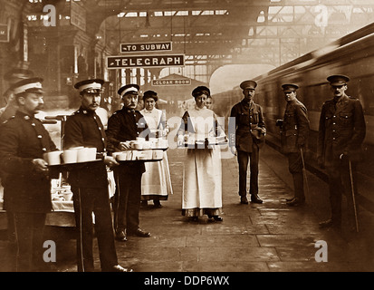 La Croce Rossa e St. John Ambulance Brigade volontari - aiuto volontario Distacco - in attesa di un treno di truppa durante il WW1 Foto Stock