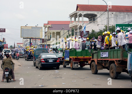 Le persone sono di equitazione in camion su una strada di città nel corso di una campagna rally guidato da Sam Rainsy in Kampong Cham, Cambogia. Foto Stock