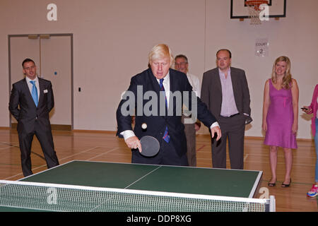 Croydon, Regno Unito. 5 settembre 2013. Il sindaco di Londra Boris Johnson Visite Waddon il centro per il tempo libero e gli è stato dato un tour guidato, durante il tour che ha avuto una rapida partita di ping-pong. Il centro per il tempo libero è stato inaugurato nel mese di gennaio da Paralympian David Weir Credito: Keith Larby/Alamy Live News Foto Stock