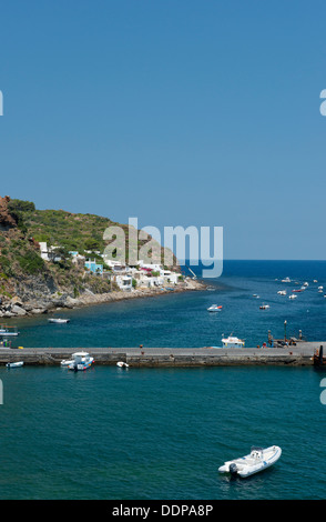 Una vista da San Pietro di Ditella sull isola di Panarea nelle isole Eolie, Provincia di Messina, Sicilia, Italia Foto Stock