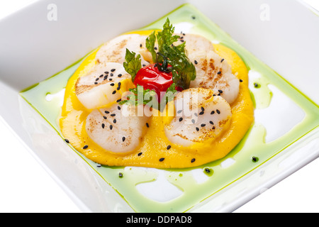 Le capesante di mare con salsa. Foto Stock