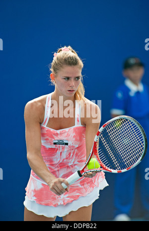 Camila Giorgi di Italia si prepara a servire a Romina via Oprandi al China Open Tennis Tournament a Pechino il 2/10/2012 Foto Stock