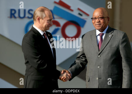 San Pietroburgo, Russia. 05 Sep, 2013. Il presidente russo Vladimir Putin (L) parla al Presidente sudafricano Jacob Zuma (R), al suo arrivo per la prima sessione del vertice G20 di Konstantinovsky Palace a San Pietroburgo, Russia, 05 settembre 2013. Foto: Kay Nietfeld/dpa/Alamy Live News Foto Stock