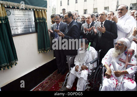 Peshawar Alta Corte giustizia principale, possiedi Muhammad Khan offre Dua durante la cerimonia inaugurale della capsula per il sollevamento di persone speciali ad alta Corte locali a Peshawar, giovedì 05 settembre, 2013. Foto Stock