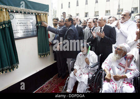 Peshawar Alta Corte giustizia principale, possiedi Muhammad Khan inaugura durante la cerimonia inaugurale della capsula per il sollevamento di persone speciali ad alta Corte locali a Peshawar, giovedì 05 settembre, 2013. Foto Stock