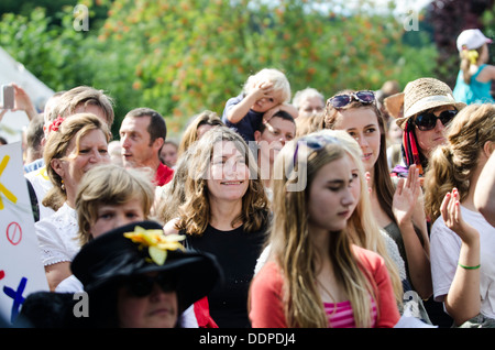 Folla a 'Nastro fuori Balcombe' evento, Balcombe, West Sussex, per l'anti-fracking campagna, 11 agosto 2013 Foto Stock