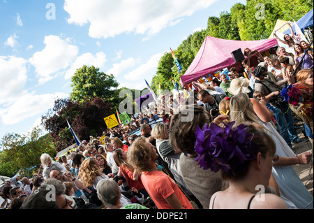 Folla a 'Nastro fuori Balcombe' evento, Balcombe, West Sussex, Regno Unito, per l'anti-fracking campagna, 11 agosto 2013 Foto Stock