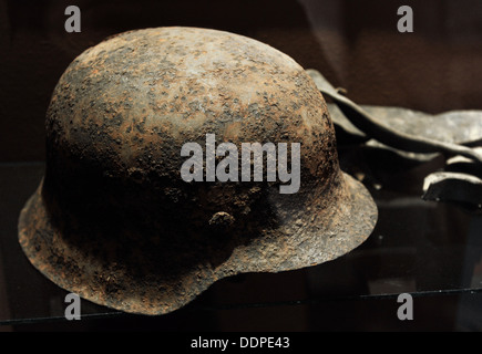 La storia. La seconda guerra mondiale. La lettonia. Casco trovato nel campo di battaglia vicino e più. Museo di occupazione. Riga. La lettonia. Foto Stock