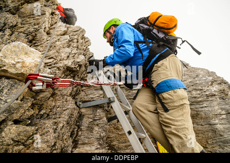 Gli alpinisti sul Rotstock Via Ferrata. Il Rotstock è un piccolo picco sussidiaria dell'Eiger vicino a Grindelwald in Svizzera Foto Stock