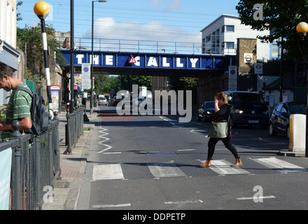 Ridipinti ponte ferroviario in Caledonian Road Islington, Londra Foto Stock