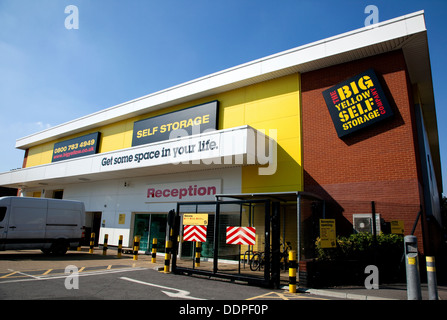 Grande giallo auto-impianto di stoccaggio in ovale, Londra del sud Foto Stock