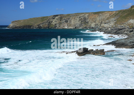 Trebarwith Strand, tarda estate, alta marea, North Cornwall, England, Regno Unito Foto Stock