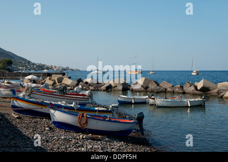 Barche da pesca e le barche a vela nei pressi di lingua, Salina, le Isole Eolie, Messina, Sicilia, Italia Foto Stock
