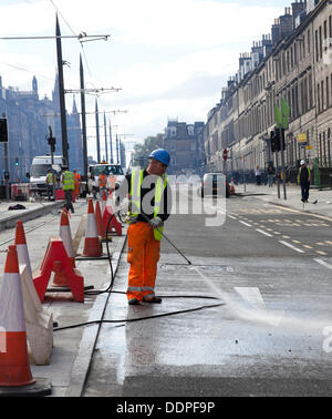 Edinburgh, Regno Unito. 5 settembre 2013. Una pulizia finale avviene in York Place, dopo essere stato chiuso per un periodo di quattordici mesi per tramworks la grande arteria di traffico attraverso il centro di Edimburgo si trova a causa di ri-aprire Venerdì 6 settembre dopo essere stato chiuso per 14 mesi. Foto Stock