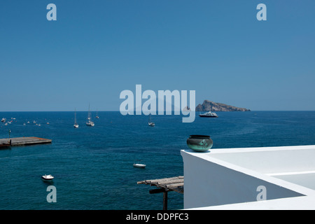 Una vista di Stromboli da San Pietro sull isola di Panarea nelle Isole Eolie,Messina, Sicilia, Italia Foto Stock