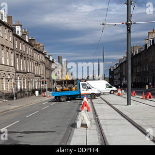 Edinburgh, Regno Unito. 5 settembre 2013. Una pulizia finale avviene in York Place, dopo essere stato chiuso per un periodo di quattordici mesi per tramworks la grande arteria di traffico attraverso il centro di Edimburgo si trova a causa di ri-aprire Venerdì 6 settembre dopo essere stato chiuso per 14 mesi. Foto Stock