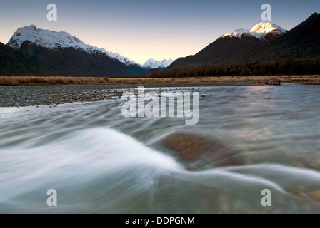 Il fiume che scorre attraverso la valle di Eglinton,Parco Nazionale di Fiordland, Isola del Sud, Nuova Zelanda Foto Stock