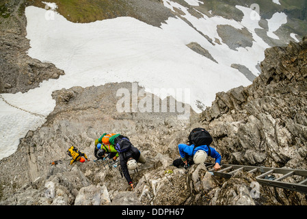 Gli alpinisti sul Rotstock Via Ferrata. Il Rotstock è un piccolo picco sussidiaria dell'Eiger vicino a Grindelwald in Svizzera Foto Stock