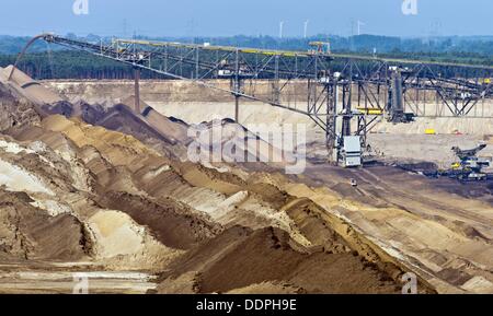 La striscia di lignite miniera è raffigurato nella Jaenschwalde, Germania, 29 agosto 2013. Circa 60.000 tonnellate di lignite sono presi dalla striscia nelle miniere e Jaenschwald Cottbus-Nord ogni giorno. Foto: PATRICK PLEUL Foto Stock