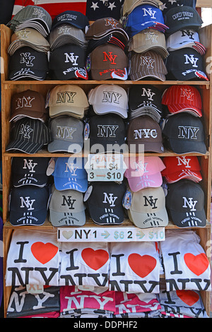 New York City cappelli e magliette per la vendita ai turisti in Little Italy la sezione della parte inferiore di Manhattan a New York City. Foto Stock